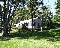 VWhite Cottage - Limited view. Queen and twin bed with bath. Porch.